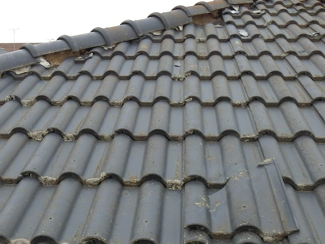 セメント瓦が落ちてきている水戸市の屋根